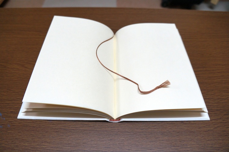 和紙上製本ノートの中綴じは和本用鳥の子紙で手かがりしています