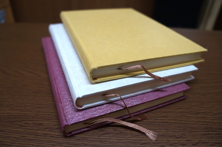 東急ハンズ京都店に出品する和紙の丸背上製本ノートは３色展開