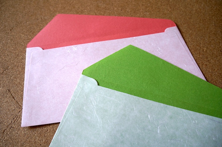 変形カマスの洋３封筒に表裏の色が違うリバーシブルの和紙を使用