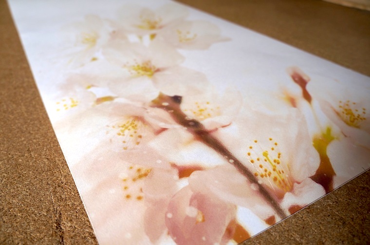 大判の襖紙に花の画像をプリントしてつくる空間演出用の和紙