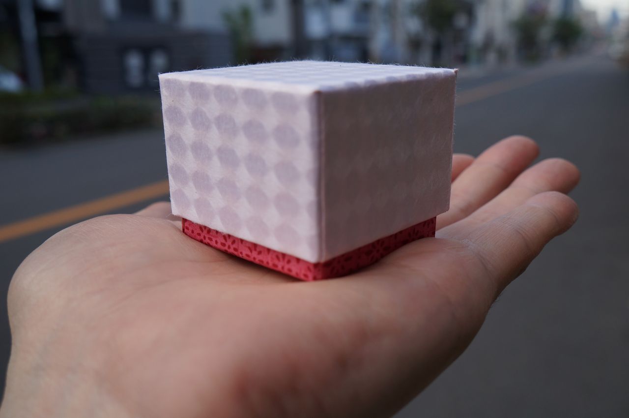 和紙と千代紙を使った貼箱の小箱は手の平に乗るサイズで作製しました