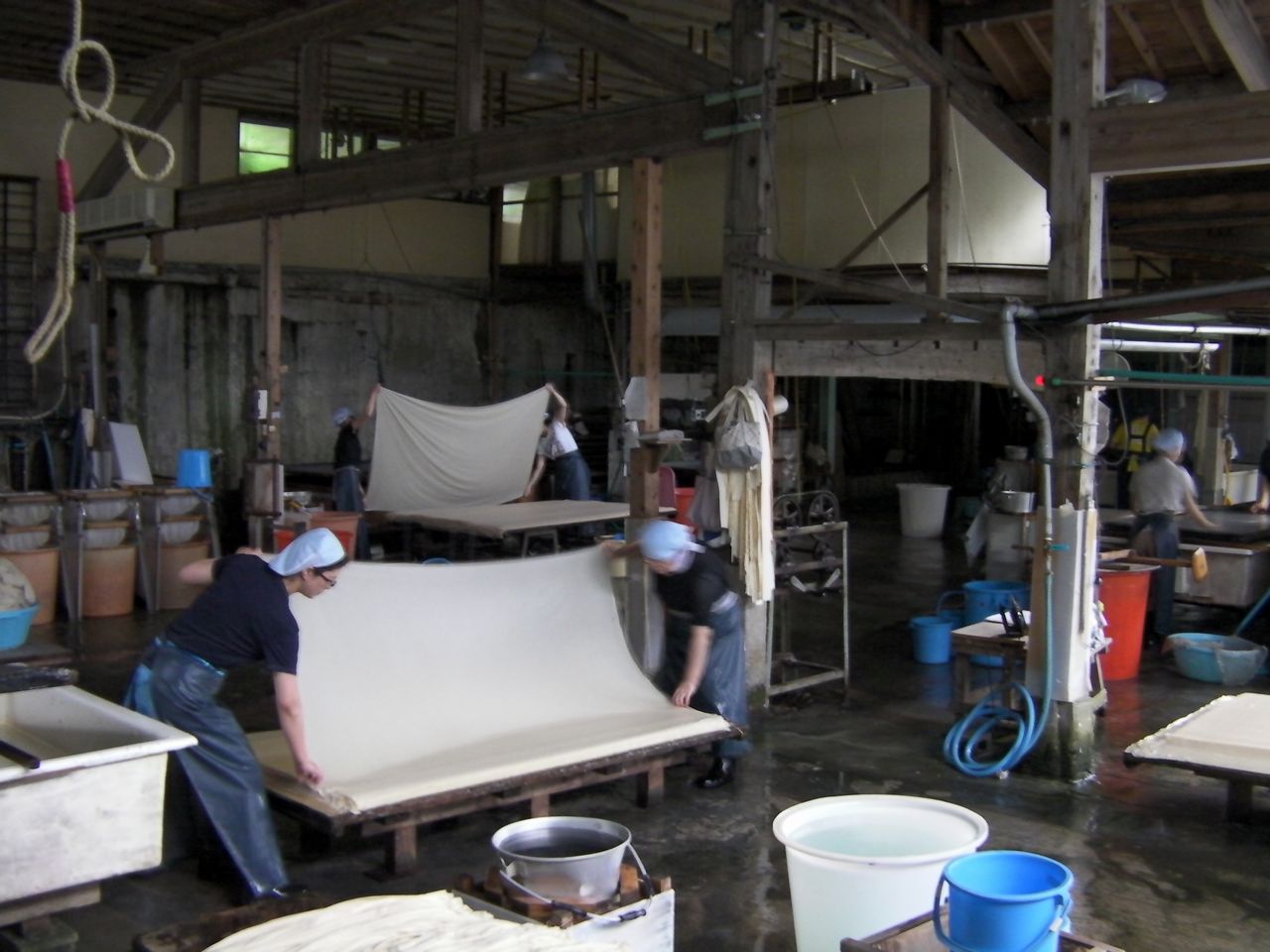 越前和紙を漉く工場を見学してきました