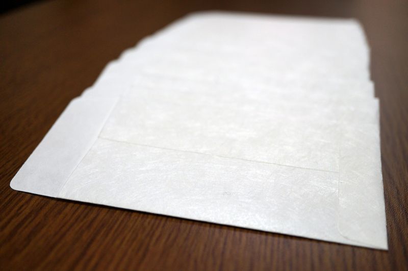 自分で選んだ和紙を使った別注のぽち袋は手貼り加工で１部ずつ丁寧に作製します