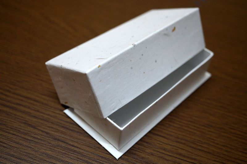 金銀振りの大礼紙を使って手加工で作製する底板付きの貼箱