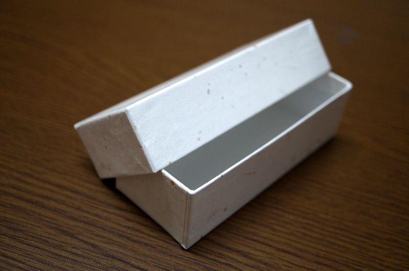 金銀振りの大礼紙を使って、手加工で作製したかぶせ型の通常の貼箱