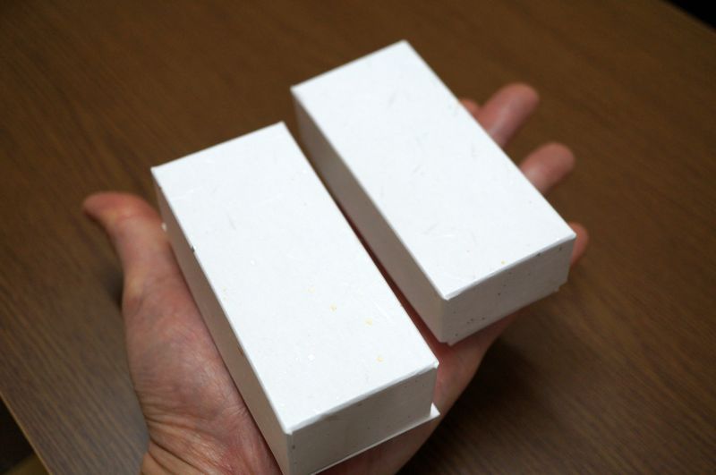 ２種類の形状で別注作製した貼箱は手のひらに乗るサイズの小箱