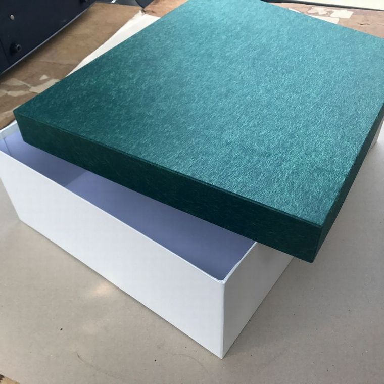 和紙と特種紙を貼り紙にした巨大な貼箱を作製しました。