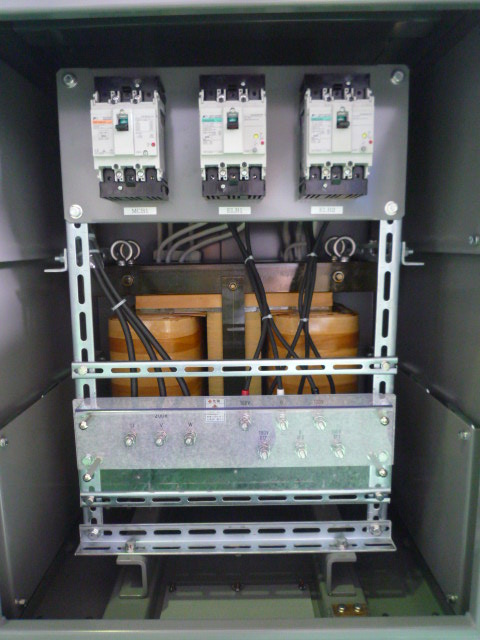 自家発電装置から三相２００Ｖと単相200V単相100Vを同時使用（単相三線）の変圧器