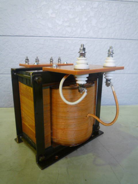 1000V発生する変圧器　耐圧試験用変圧器