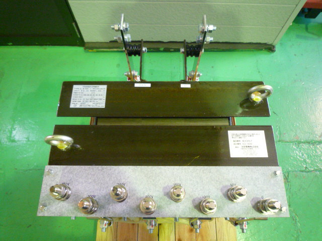 タップを切り替えることで広範囲な電圧調整を可能にする変圧器
