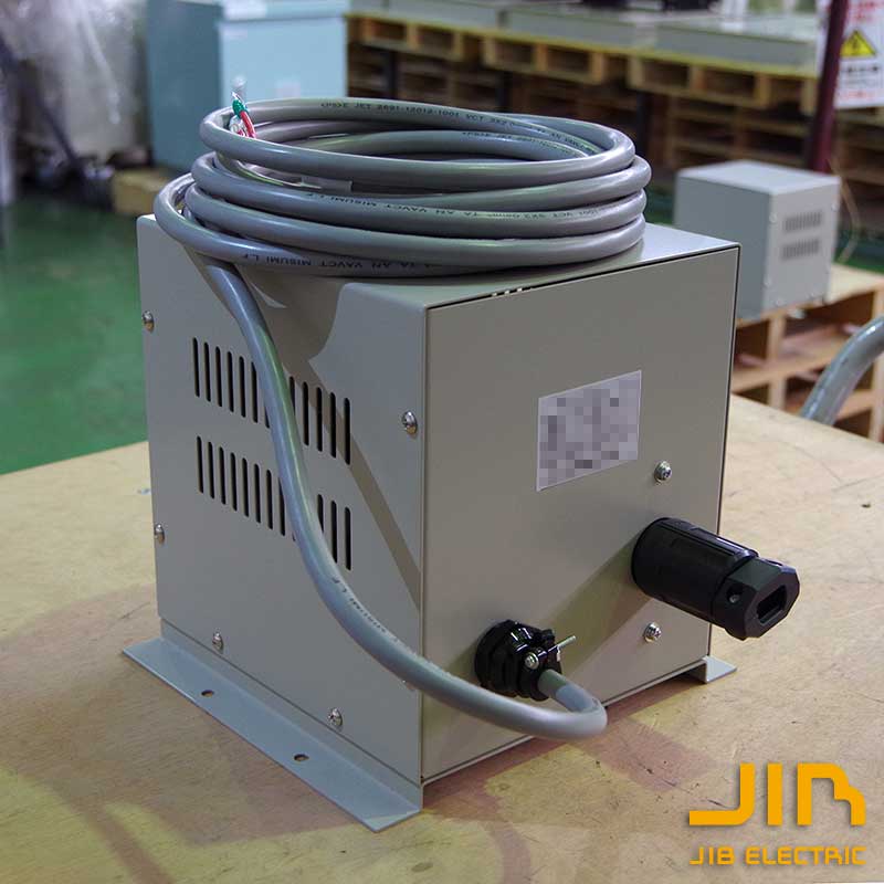 単相230V出力変圧器（２４０－２２０V）まで調整可能です。