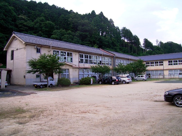 和紙工房は古い小学校跡