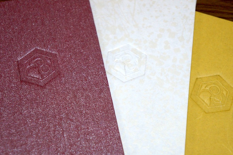 和紙上製本ノートの表紙にはロゴをワンポイントで空押しエンボス
