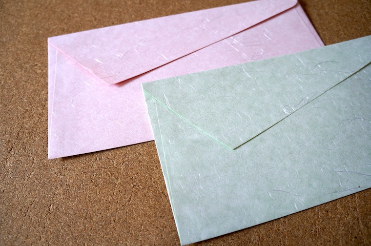 リバーシブルの和紙を使った洋型３号封筒は変形カマスが特徴