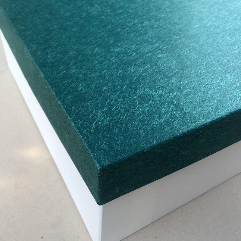 貼箱の貼り紙に紙全面に青緑色の細かい繊維が入った和紙と白系の特種紙を使用。