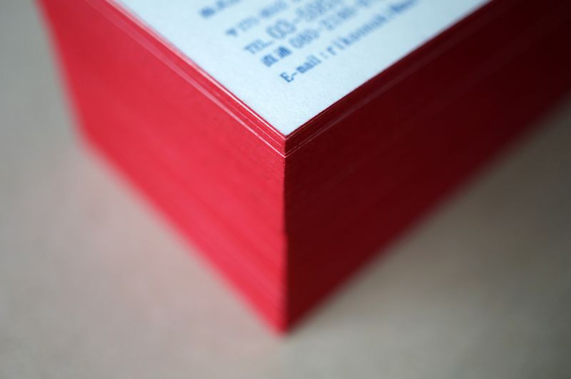 活版印刷と空押しエンボスと小口染め加工を組み合わせて作製した和紙の名刺。