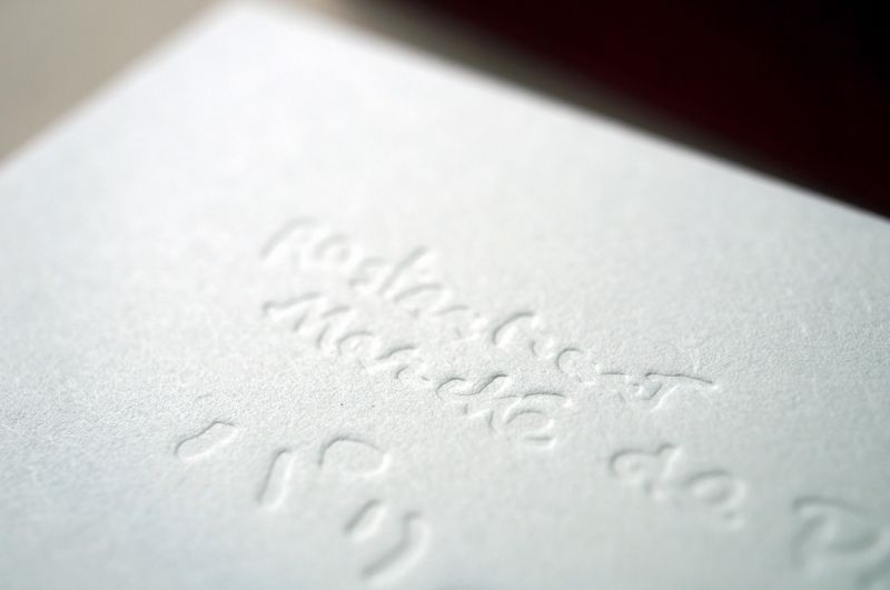 名刺の表面には活版印刷の空押しでお店のロゴをエンボスして仕上げています。