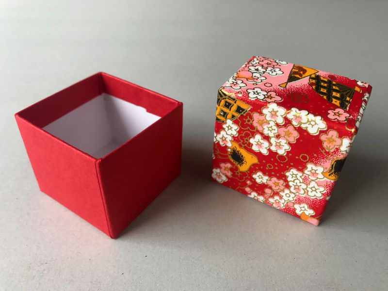 千代紙と色鳥の子紙が貼り紙の別注で作製した貼箱小箱
