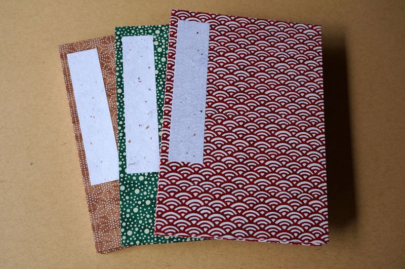 和でモダンな柄の千代紙が表紙の御朱印帳を手製本で作製しました。