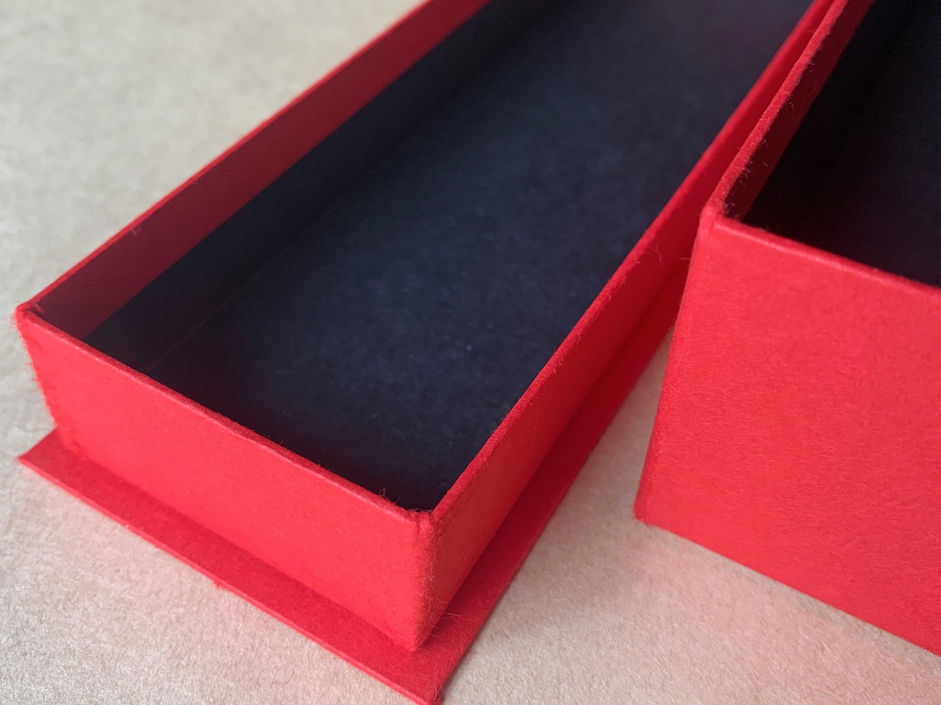 新商品用の貼箱は通常のかぶせ型に底板が付いた形状になりました