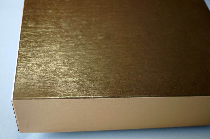 別注の洋菓子用ギフトボックスには蓋に金色ホイル紙の小間紙を手加工で貼り込んで作製しています。