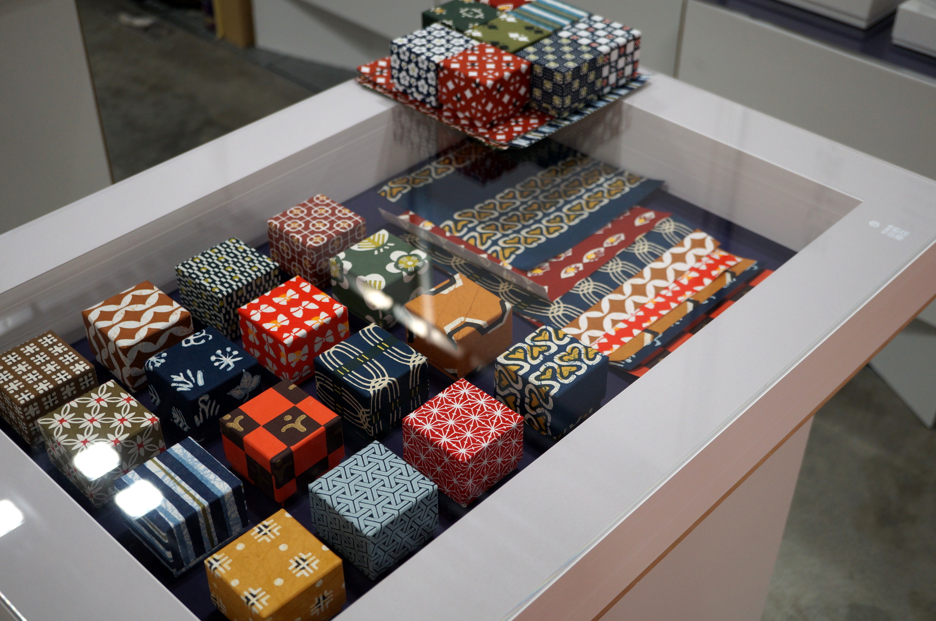 東京ビッグサイトのパッケージデザイン展に出展した型染め民芸紙を使った小さな貼り箱