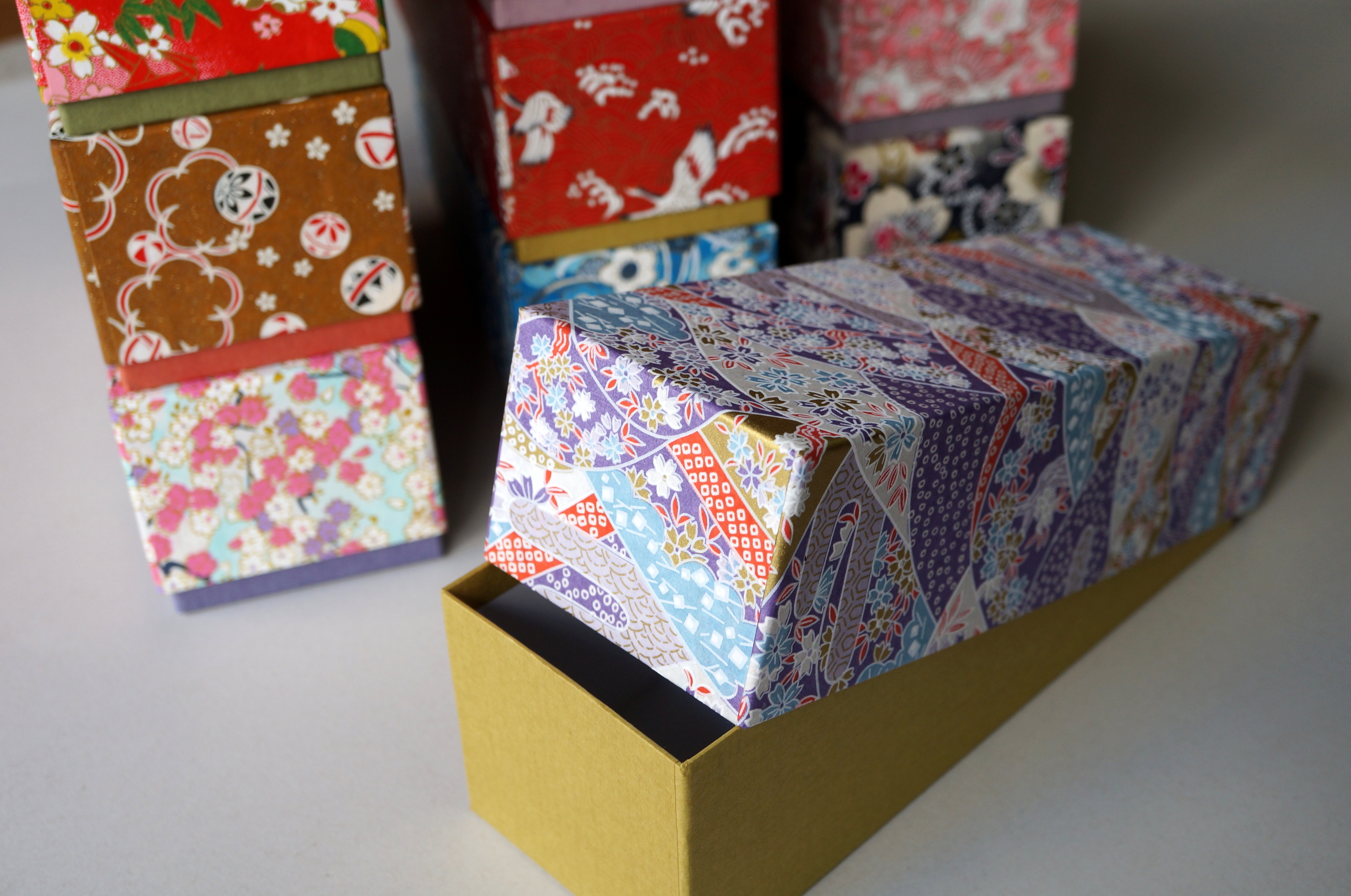 9柄の千代紙と民芸紙を組み合わせて別注で作製するUS向けクリスマス用の貼り箱