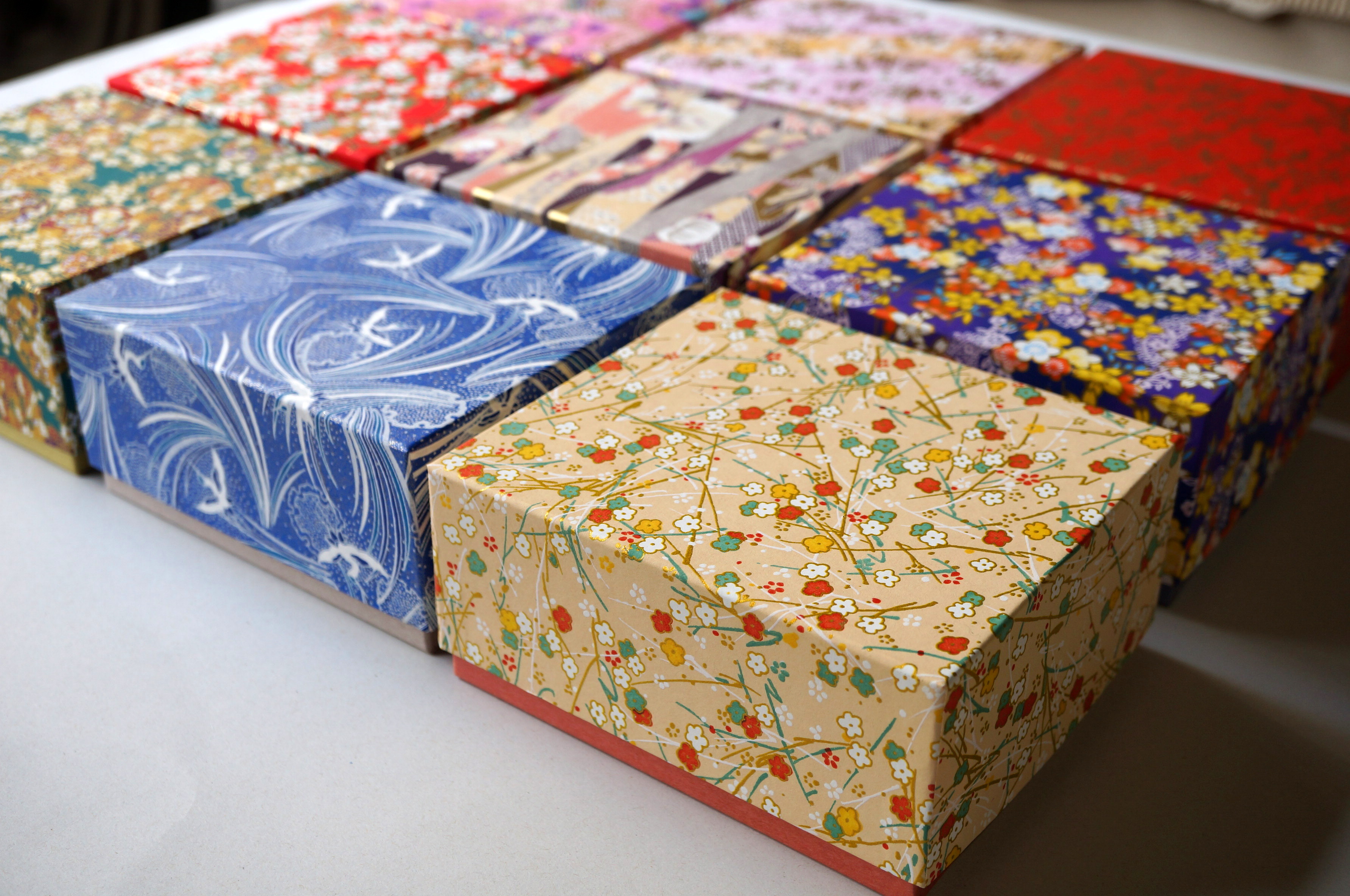 千代紙と民芸紙を組み合わせて作る貼り箱は米国のクリスマス商戦向けギフトボックス