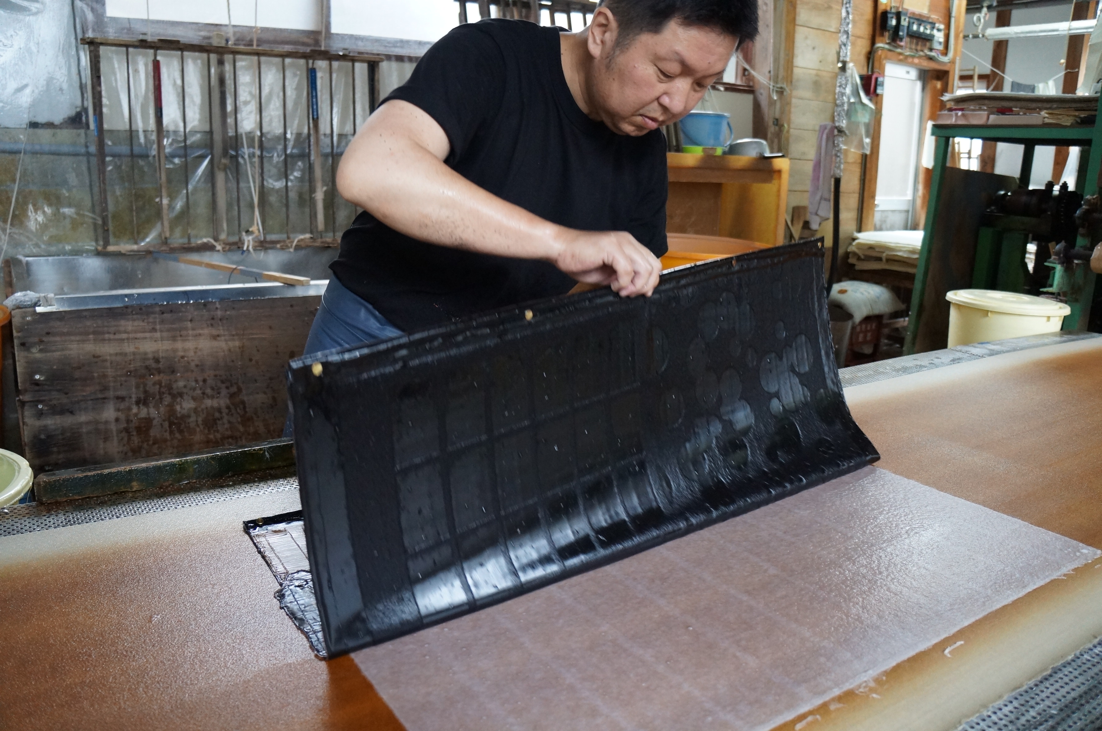 紙漉き職人に試作していただいた手漉き和紙は漉き込みという表現技法を用いました