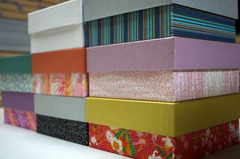 アメリカ向けギフト用貼り箱の天面には金色の箔押し加工で企業のロゴがデボスされています。