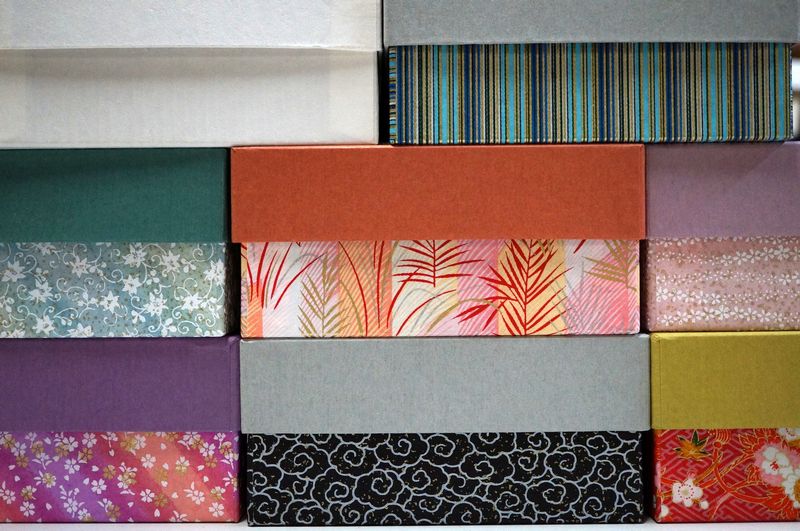 アメリカのクリスマスを彩る千代紙と民芸紙で作る別注のギフトボックス