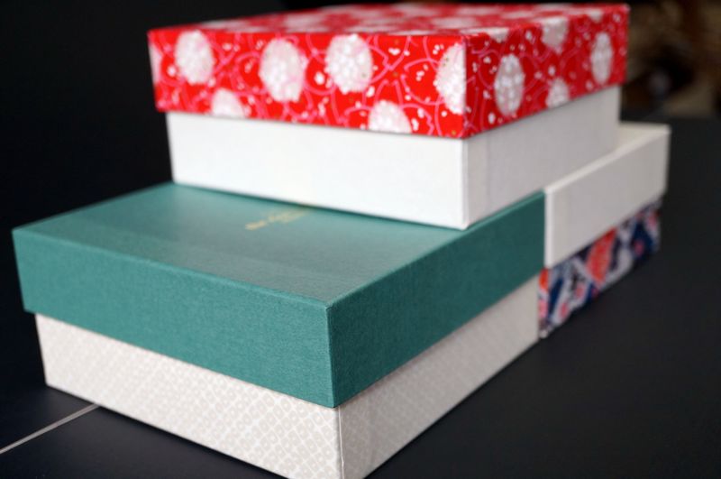 クリスマスの商品を演出する、各種千代紙と和紙を使ったアメリカ向け貼り箱ギフトボックス