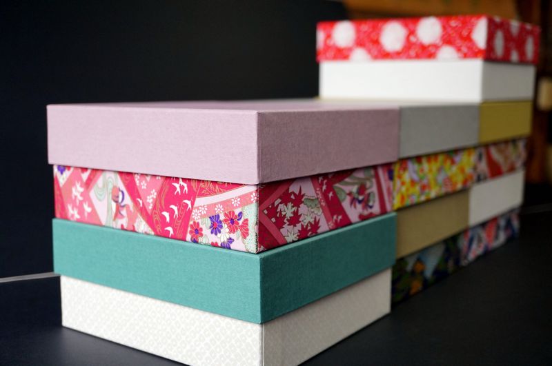 アメリカのクリスマスを彩る各種千代紙と和紙で作る貼り箱のギフトボックス