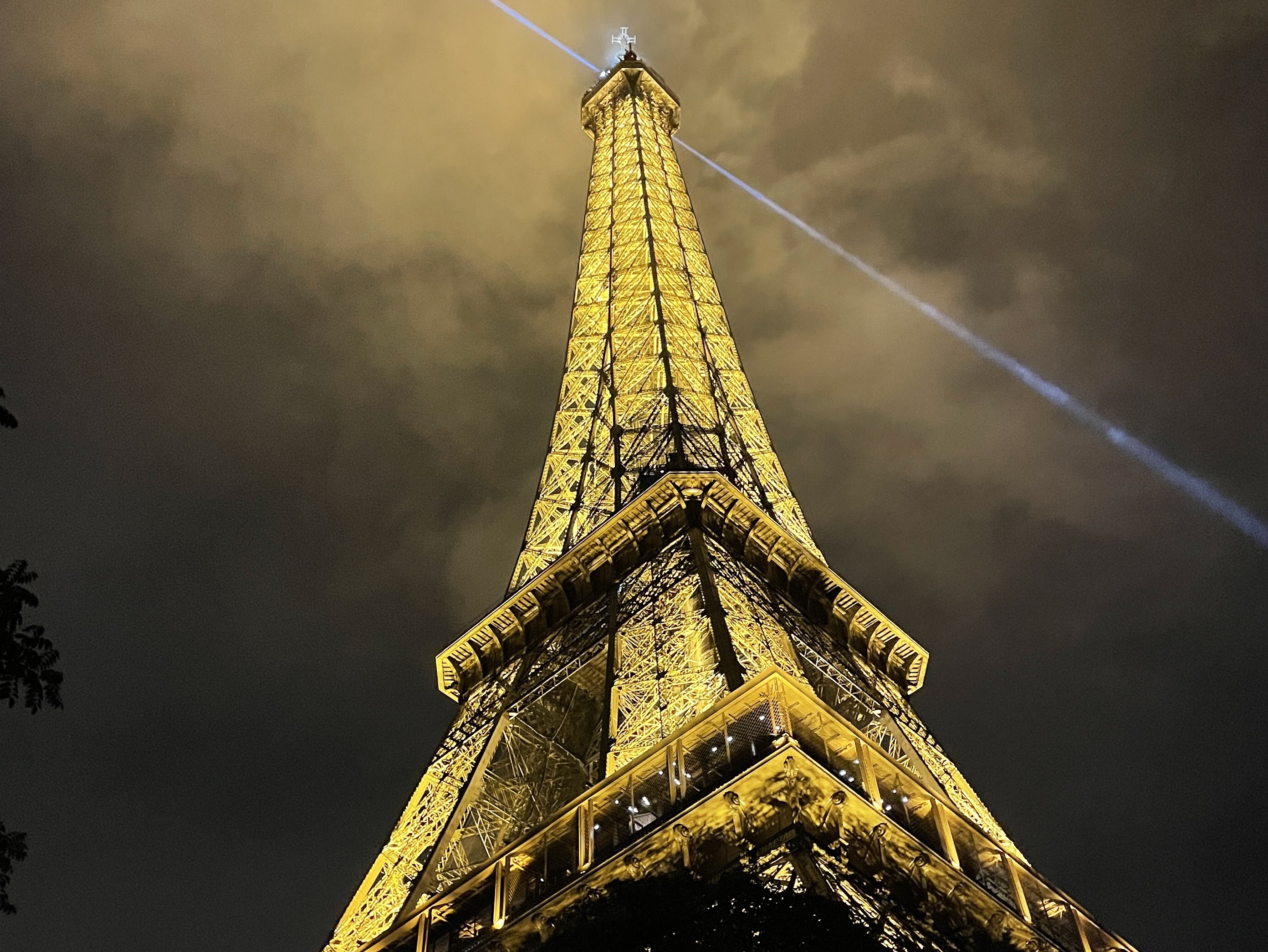 パリ・エッフェル塔・夜1時間に1度行われるシャンパンフラッシュの様子