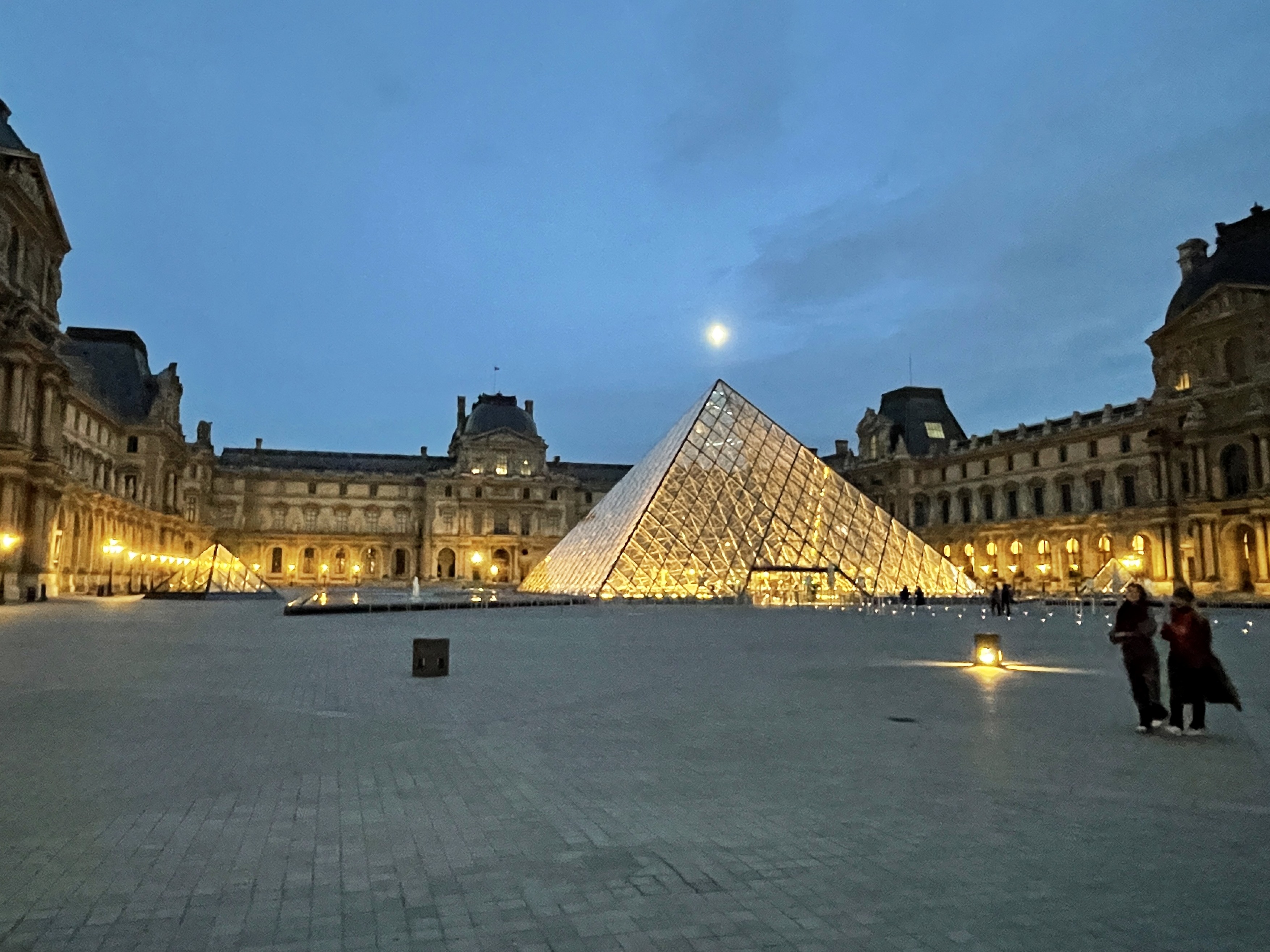 2023年10月に訪れたパリ・ルーヴル美術館の夜の様子