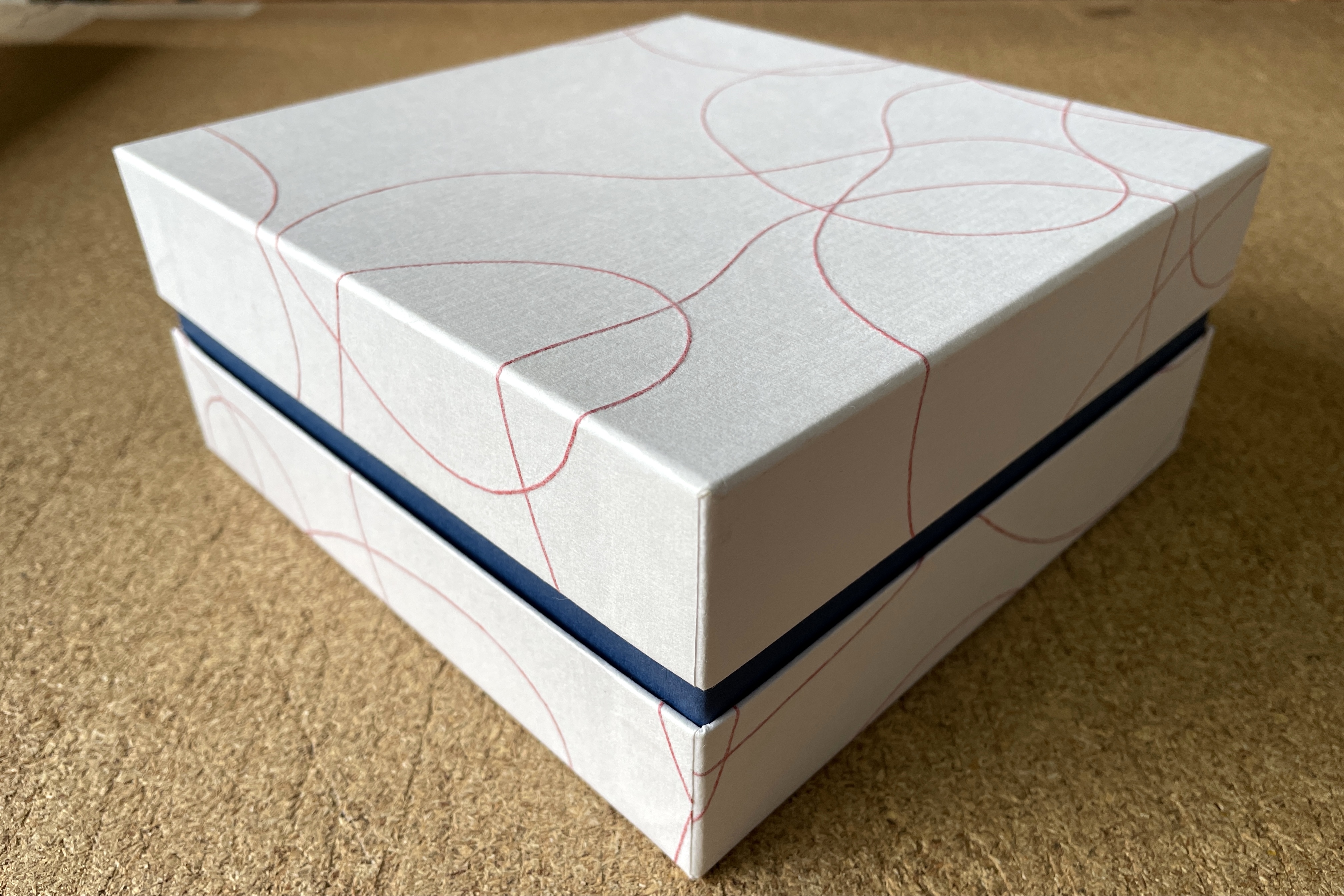 紙紐を漉き込んだ和紙と青色の小間紙でトリコロールを表現した印籠型貼り箱を試作しました