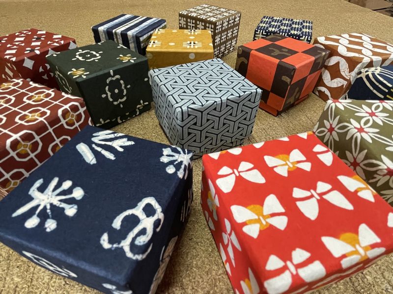 型染めの和紙を手加工で包み貼りして作製した手のひらサイズの貼り箱小箱