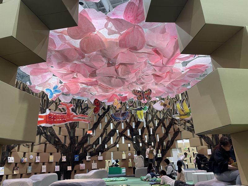 絵本作家・きくちちきさんの展示空間に沢山のピンクに染めた和紙で演出されています