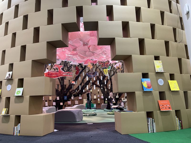 絵本作家きくちちきさんの段ボールを使った展示空間に弊社の和紙で演出いただきました