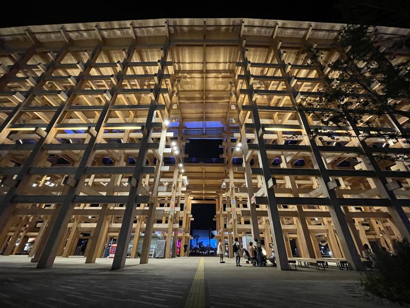 大阪・関西万博の夜の大屋根リングはとても綺麗かったです