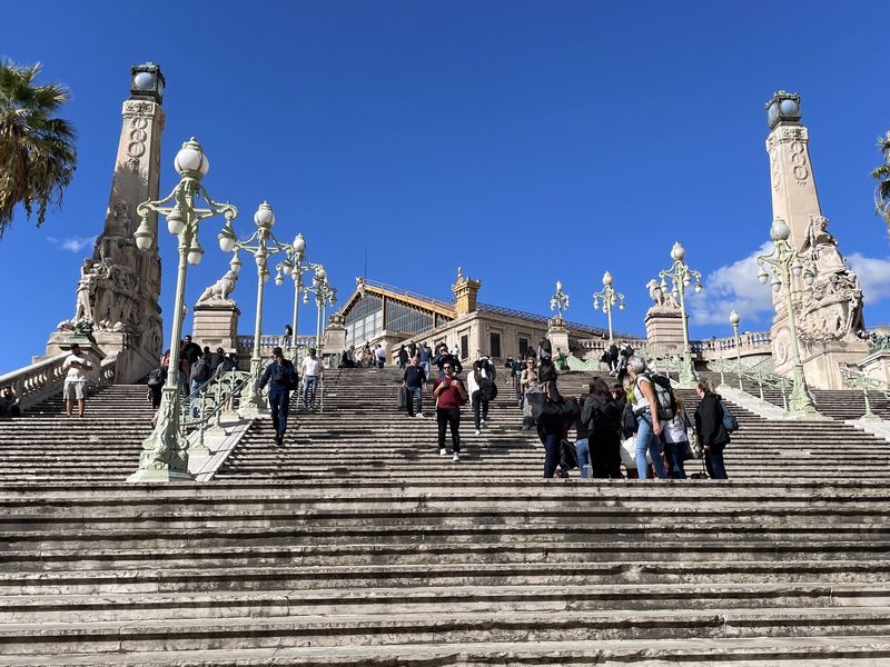 今年10月に伺ったフランスの様子。画像はフランス国鉄SNCFのマルセイユ・サンシャルル駅に続く階段。