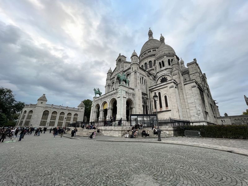 今年10月に伺ったフランスの様子。画像はモンマルトルの丘にあるサクレ・クール寺院です。