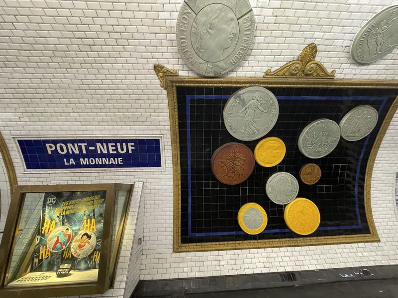 今年10月に伺ったフランスの様子。画像はパリ・メトロのポン・ヌフ駅の壁面装飾。