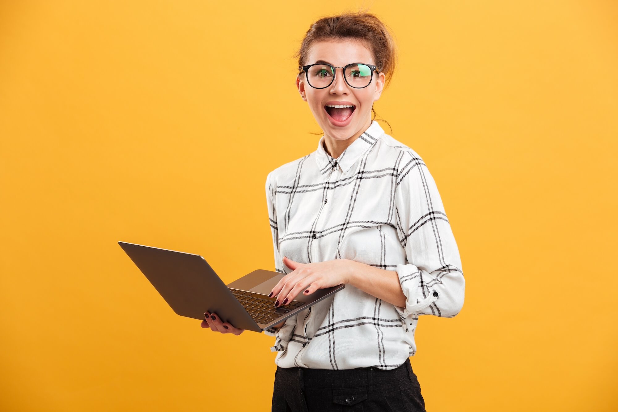 ノートPCを持って、こちらを向いている笑顔の女性