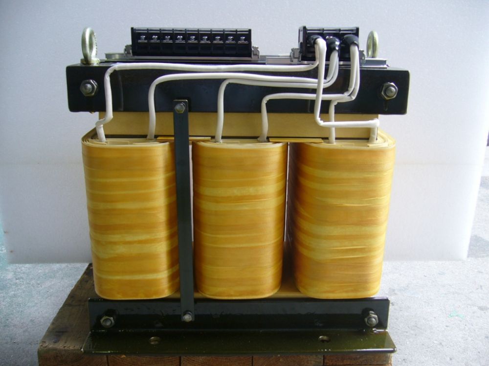 出力電圧200Vは日本製機械装置の標準電圧