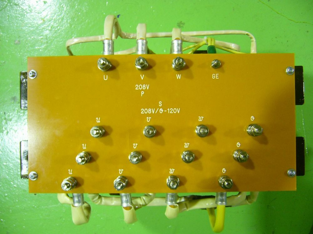 端子板で回路を分岐した変圧器
