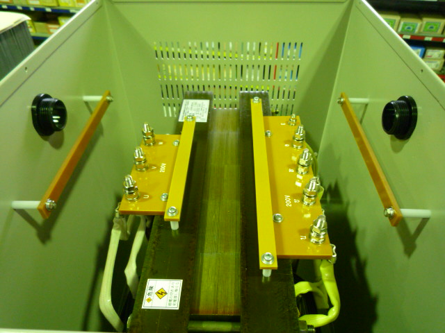 配線固定用支持板が付いている絶縁変圧器