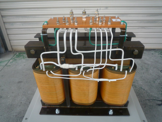 2次側　3次側のＹ（スター）結線　中性点と鉄心アース端子付きのトランス
