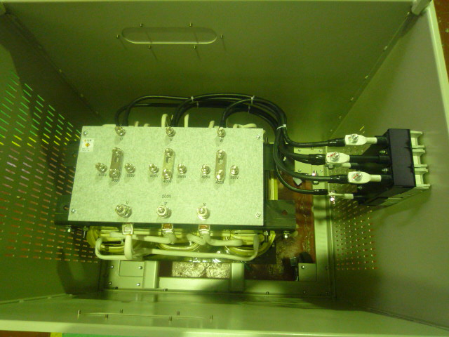 ケース内部、変圧器の接続端子群