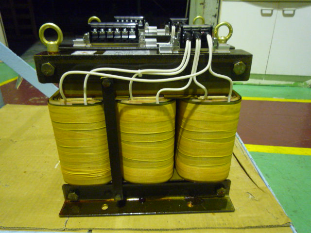 3相４００Ｖを単相１００Ｖ×3回路にする変圧器